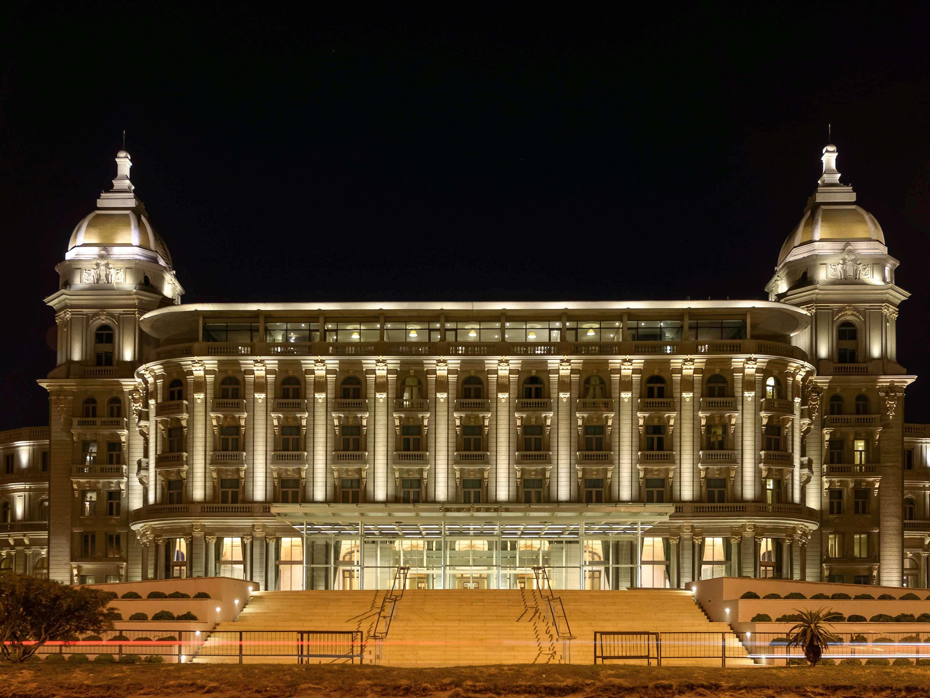 Sofitel Montevideo Casino Carrasco & Spa Dış mekan fotoğraf The Grand Hotel at night