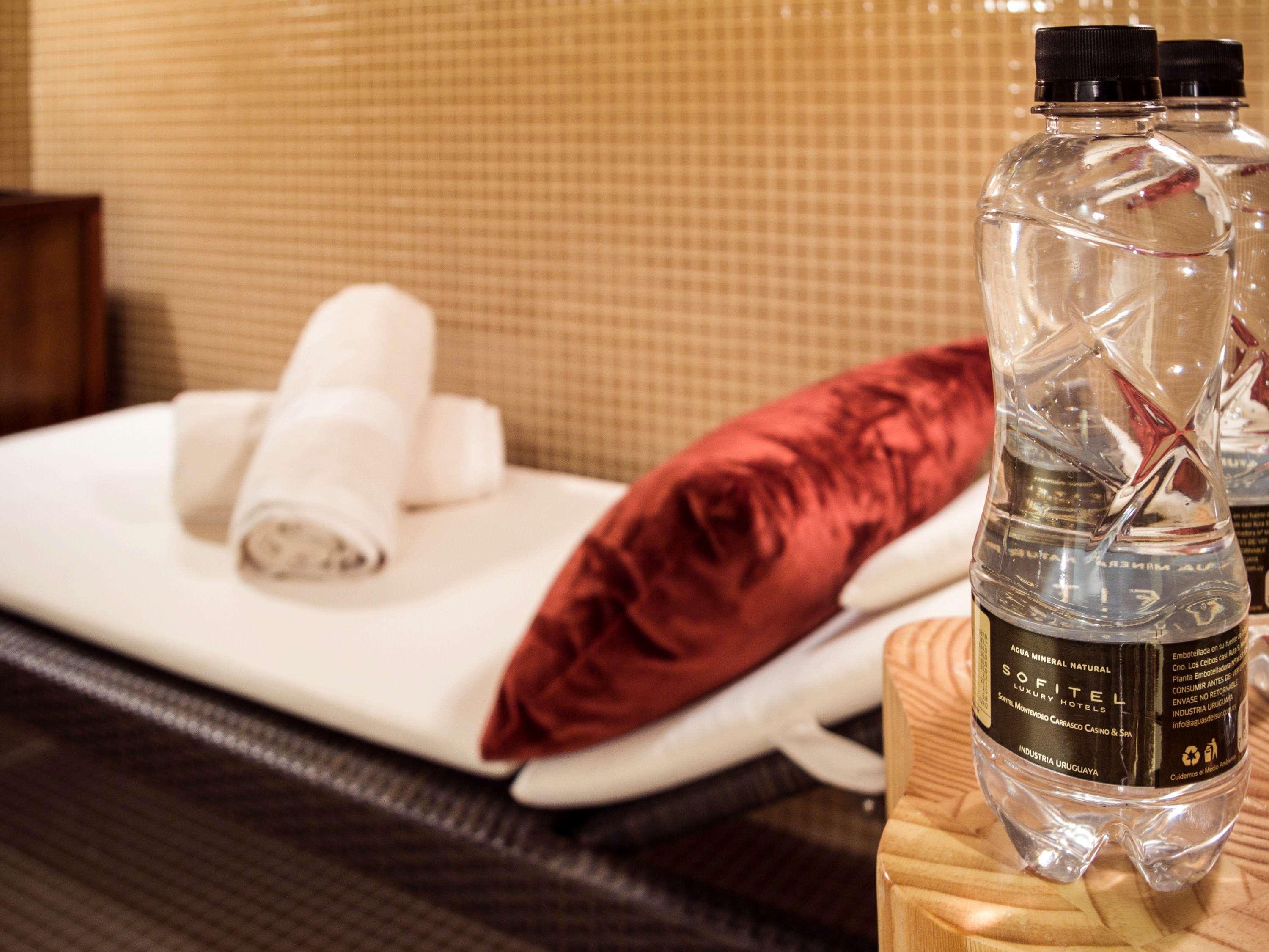 Sofitel Montevideo Casino Carrasco & Spa Dış mekan fotoğraf Bottled water in a hotel room