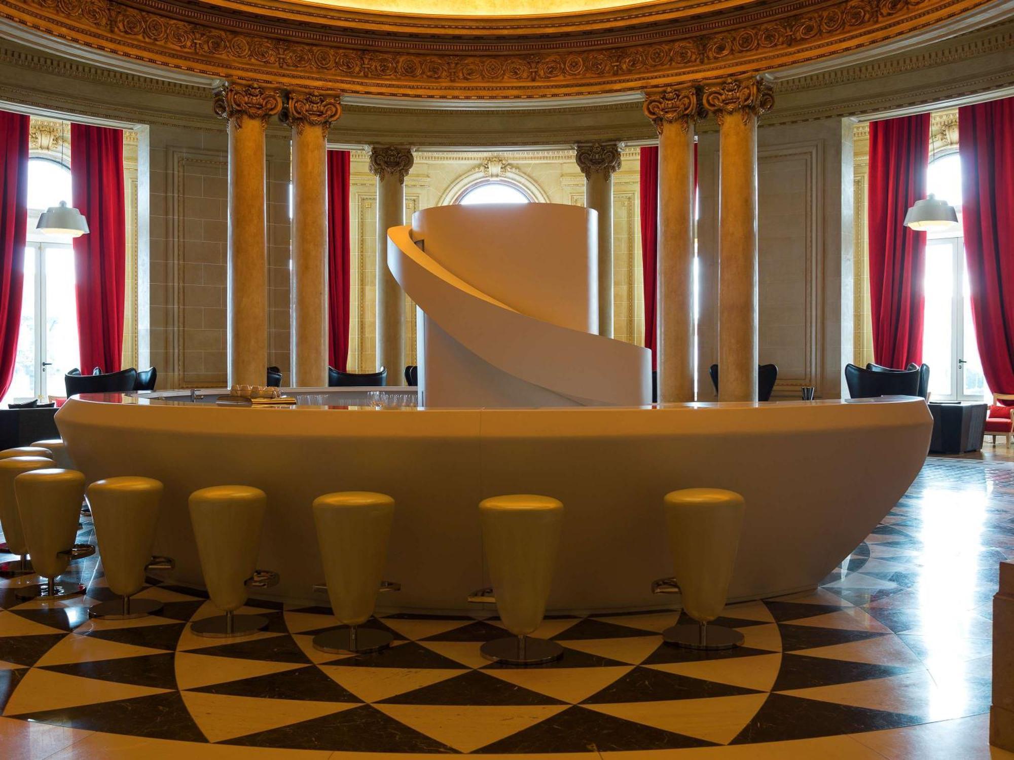 Sofitel Montevideo Casino Carrasco & Spa Dış mekan fotoğraf The bar at the Hotel de Crillon