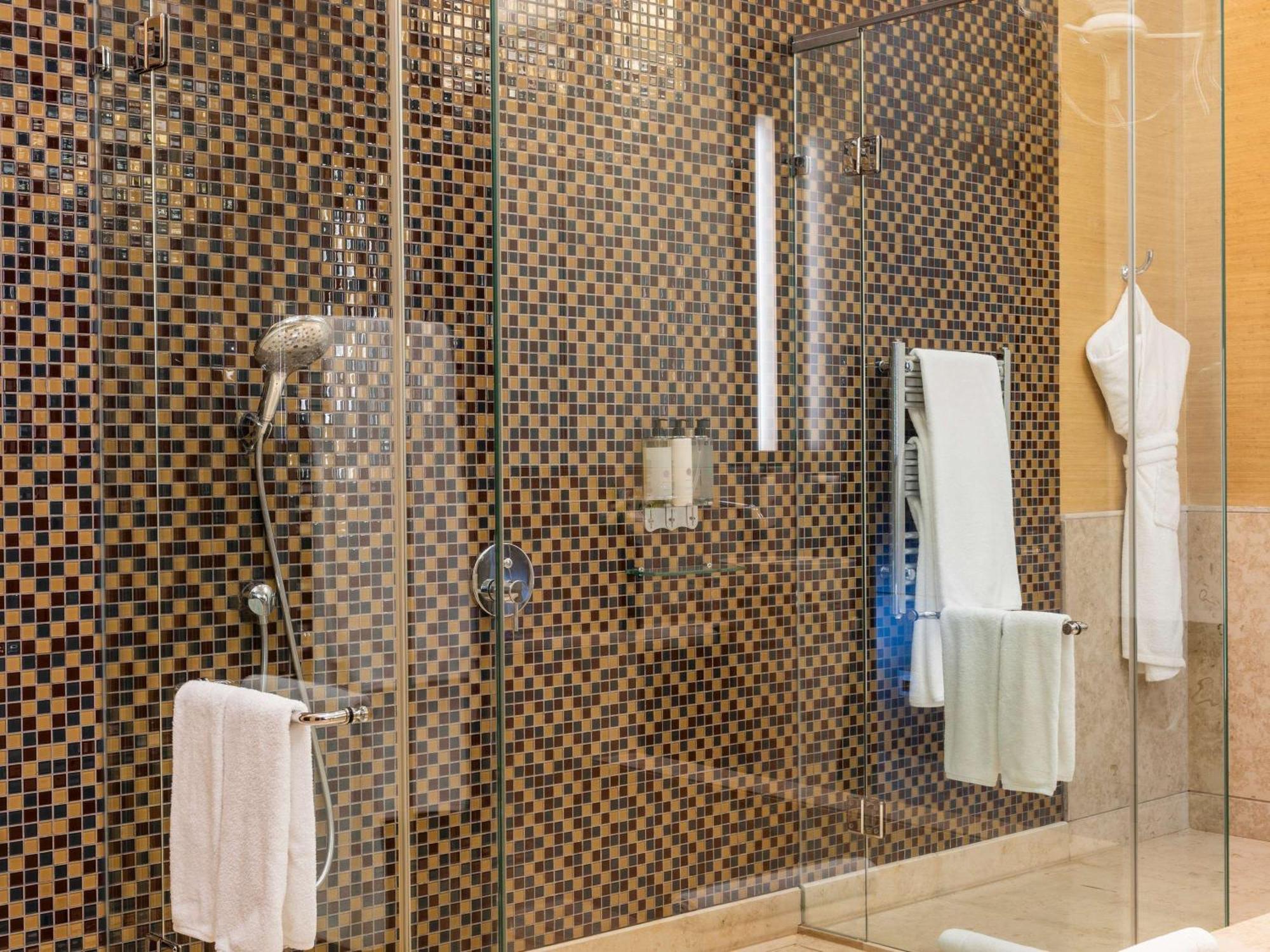 Sofitel Montevideo Casino Carrasco & Spa Dış mekan fotoğraf A shower with a sliding door