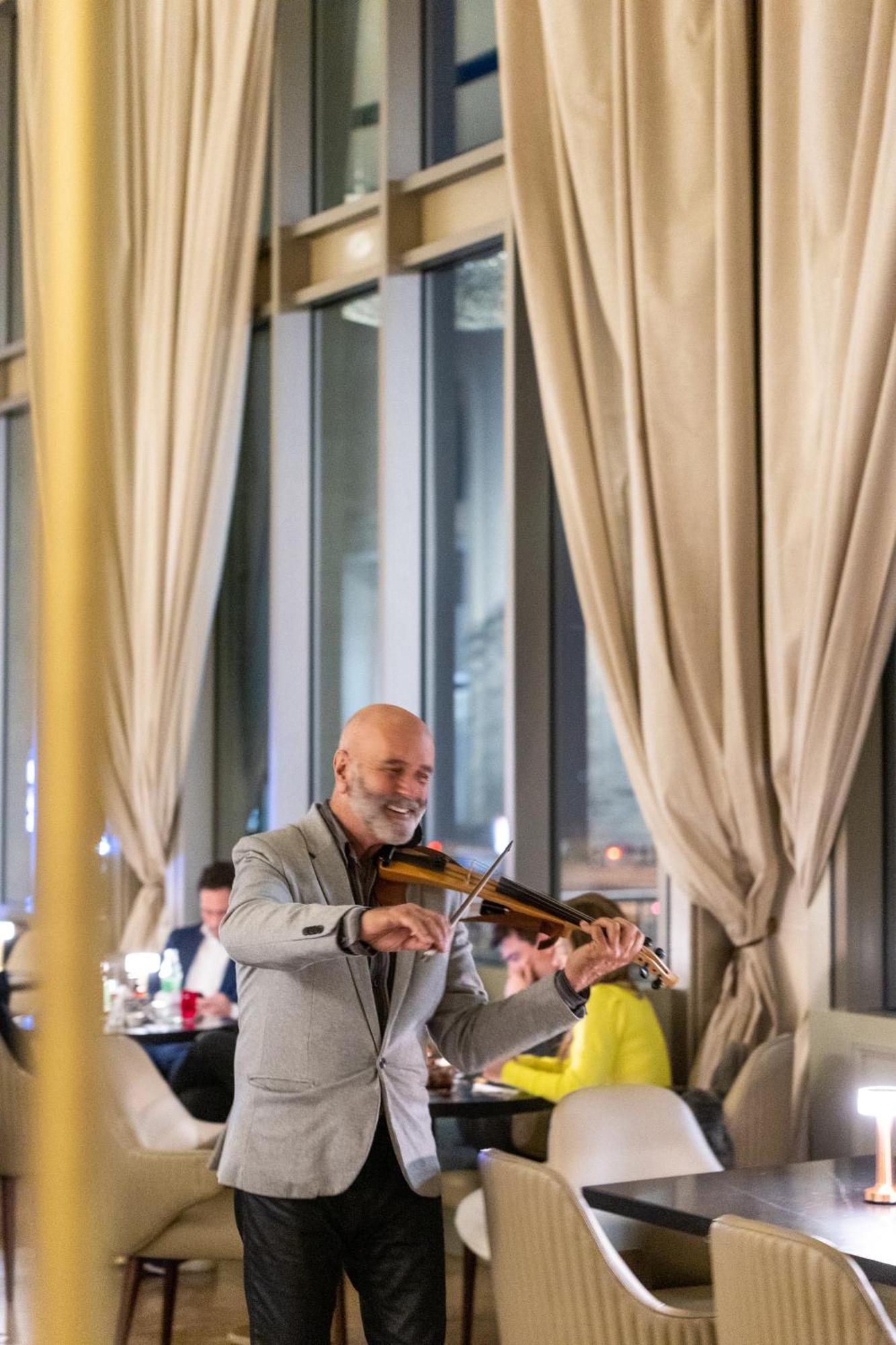 Sofitel Montevideo Casino Carrasco & Spa Dış mekan fotoğraf The violinist at the opening of the restaurant