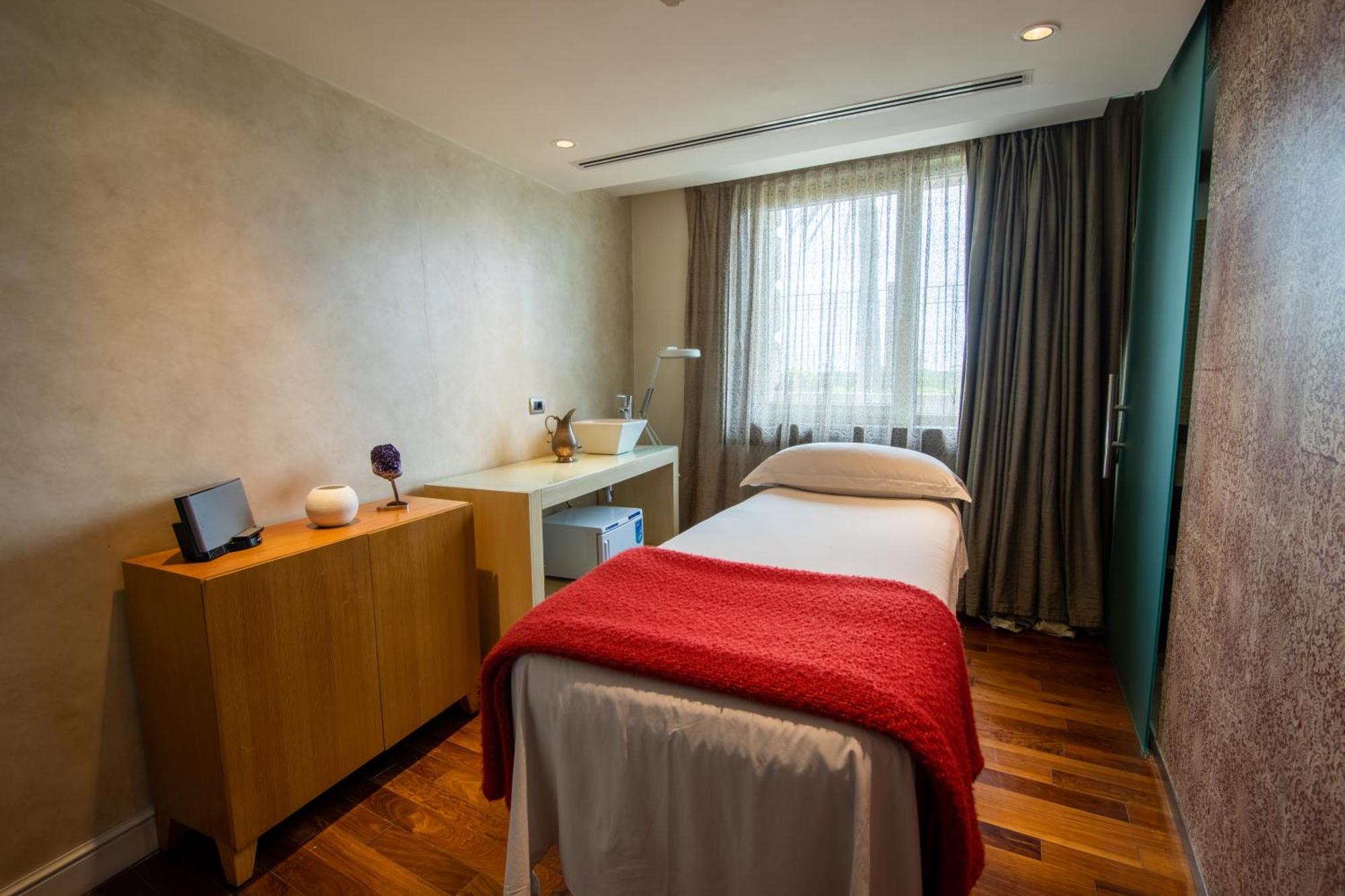 Sofitel Montevideo Casino Carrasco & Spa Dış mekan fotoğraf Treatment room at The Dorchester, London