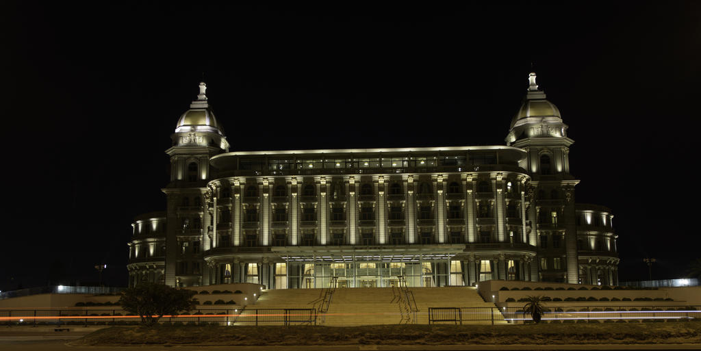 Sofitel Montevideo Casino Carrasco & Spa Dış mekan fotoğraf The Grand Hotel at night